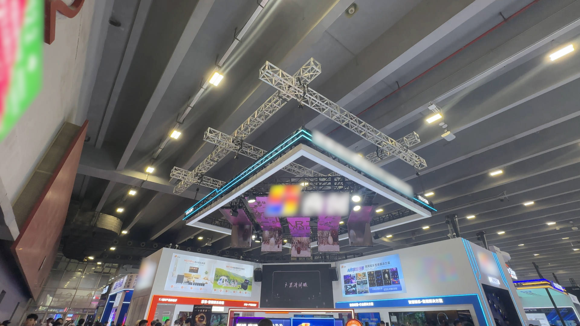Suspended aluminum truss for column-free exhibition booth