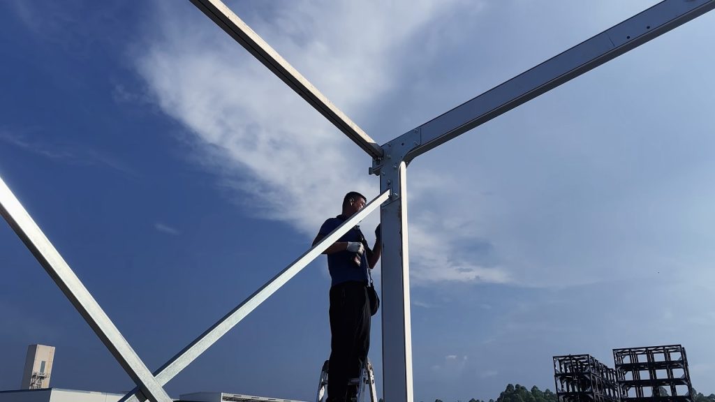 Aluminum roof structure connection for an outdoor event tent